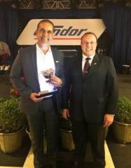 EXPOMEAT 2019 Renato Costa recebe o prêmio de Pedro Zonta (Divulgação/JBS) O mês de novembro marcou mais um importante prêmio para a JBS Carnes. As boas práticas implementadas pela companhia na rede...