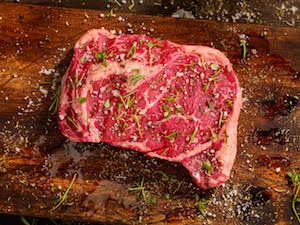 EXPOMEAT 2019 As exportações brasileiras de carne bovina somaram 1,35 milhão de toneladas nos primeiros 11 meses de 2017, alta de 9% em relação ao resultado do mesmo período do ano passado, impulsionadas...